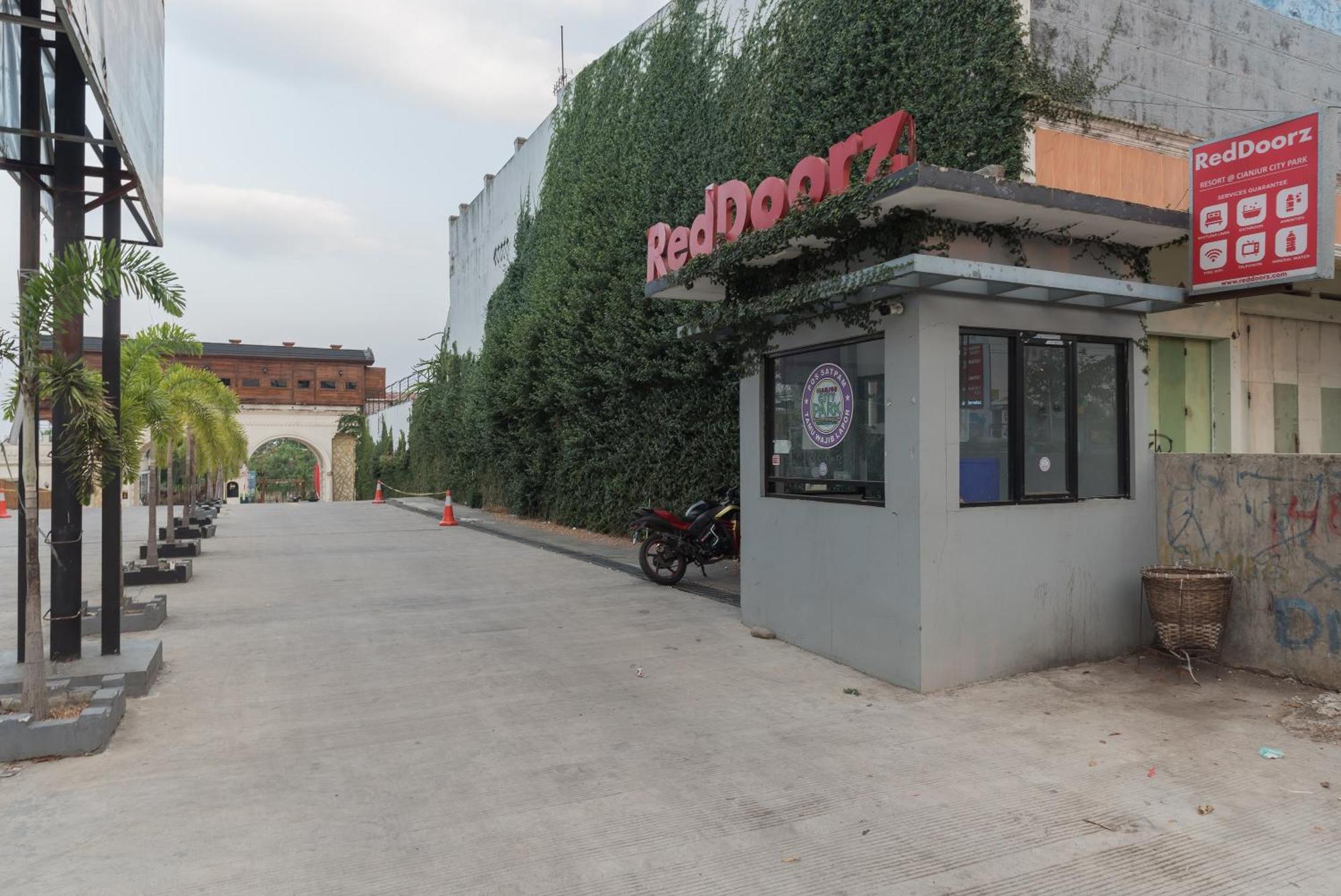 Urbanview Hotel Cianjur City Park By Reddoorz מראה חיצוני תמונה