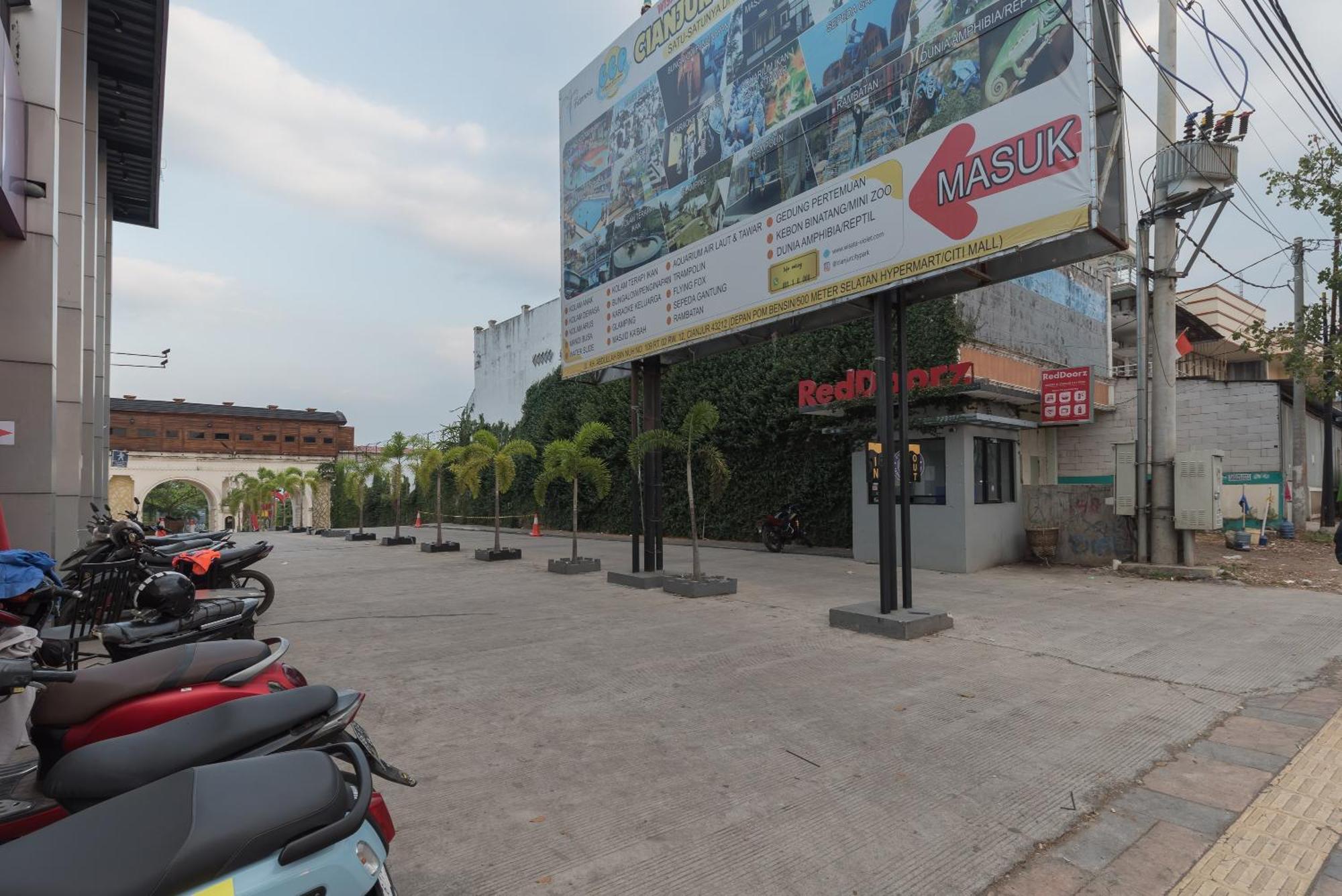 Urbanview Hotel Cianjur City Park By Reddoorz מראה חיצוני תמונה